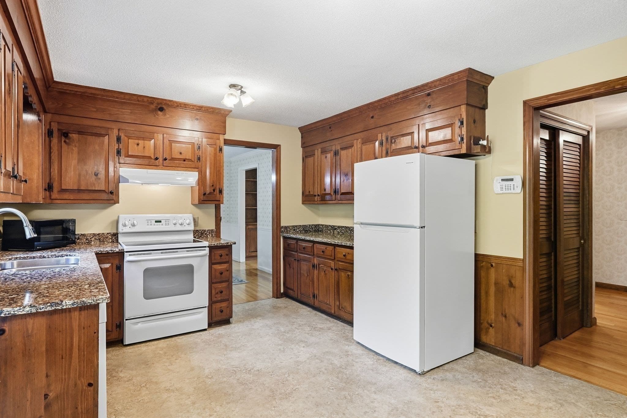 Single Family Residence at 4 Edson Dr, Wilbraham MA 01095, Wilbraham, photo 10 of 42