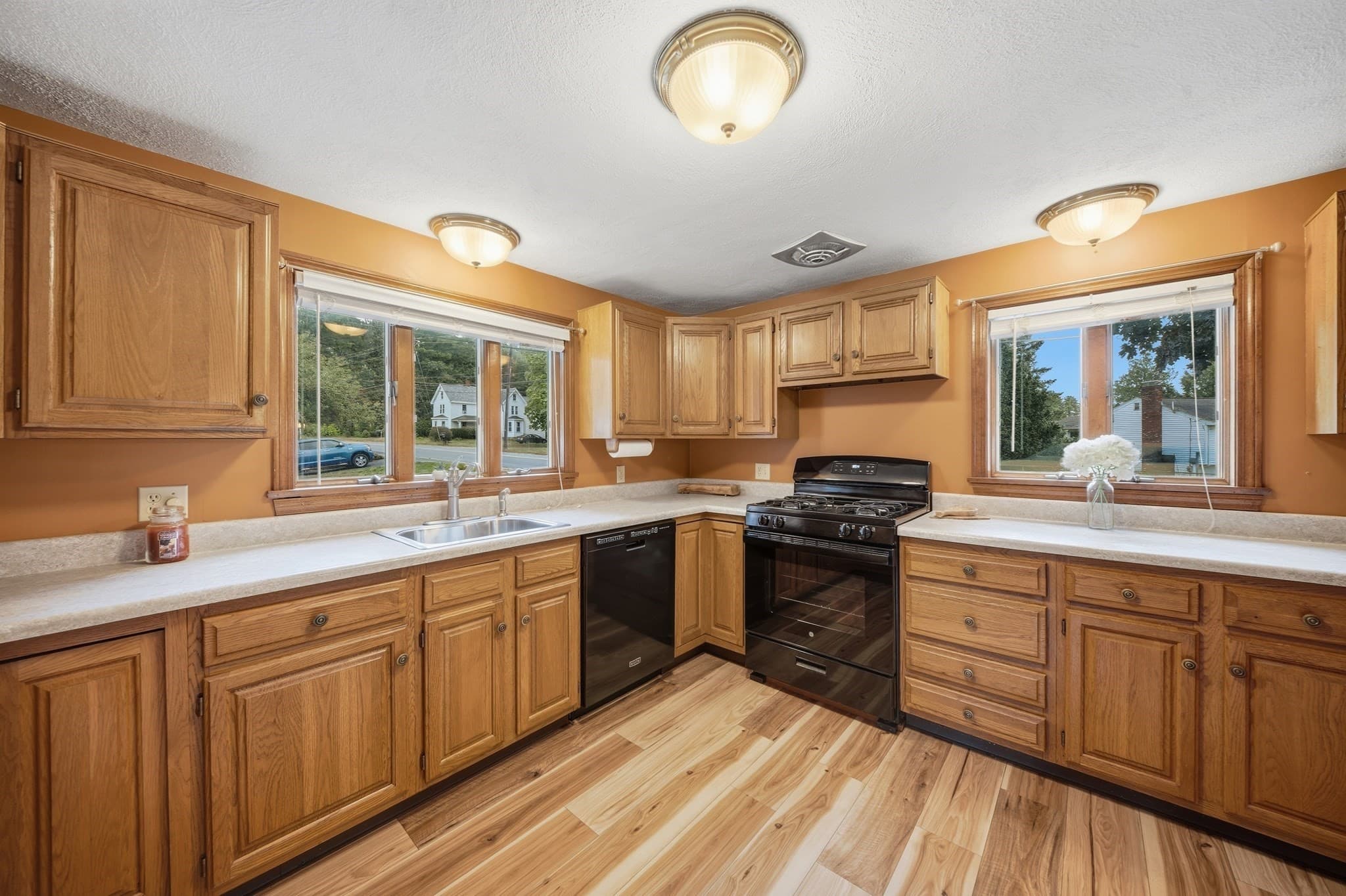 Single Family Residence at 672 Shawsheen St, Tewksbury MA 01876, Tewksbury, photo 9 of 41