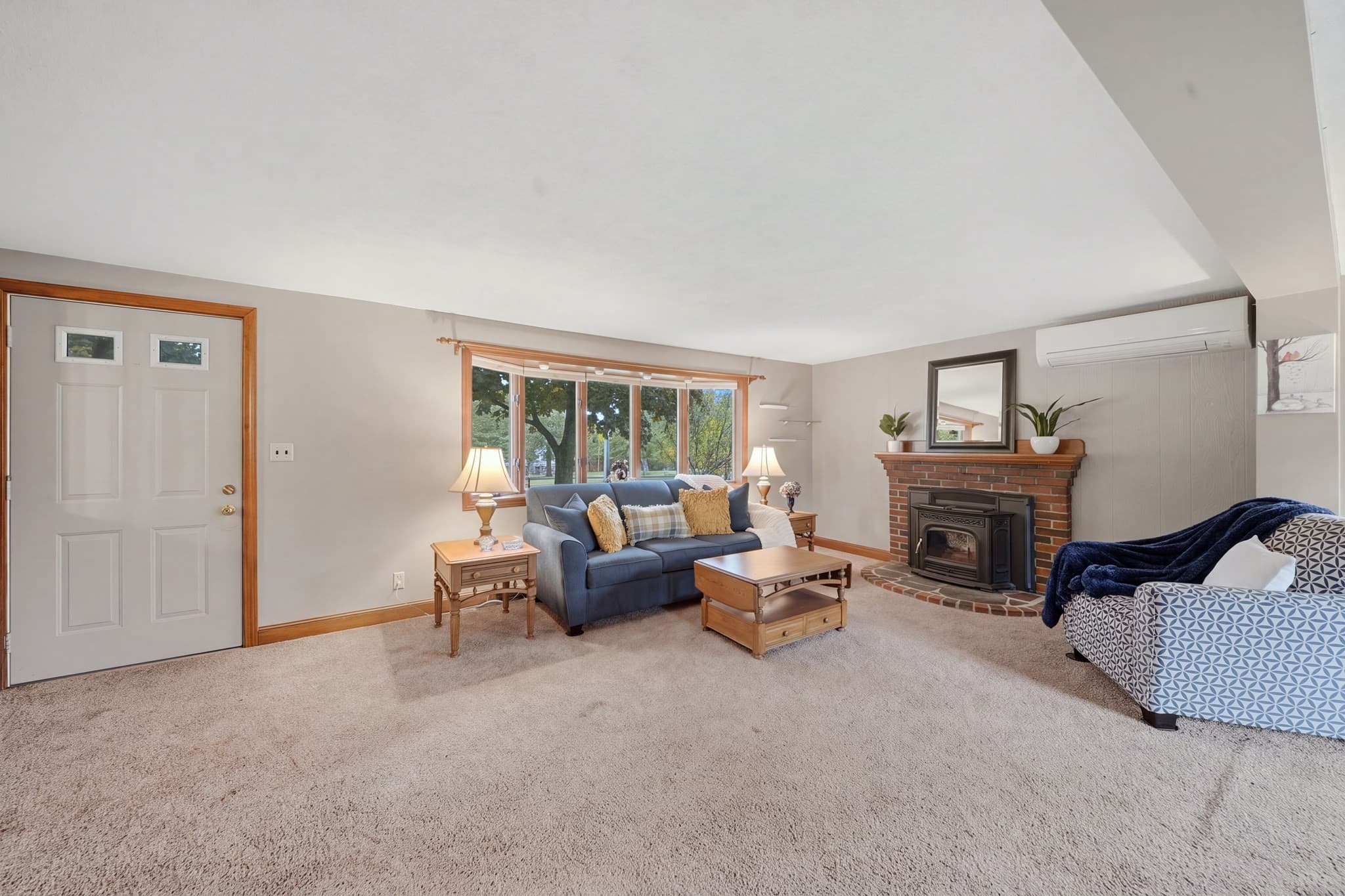 Single Family Residence at 672 Shawsheen St, Tewksbury MA 01876, Tewksbury, photo 4 of 41