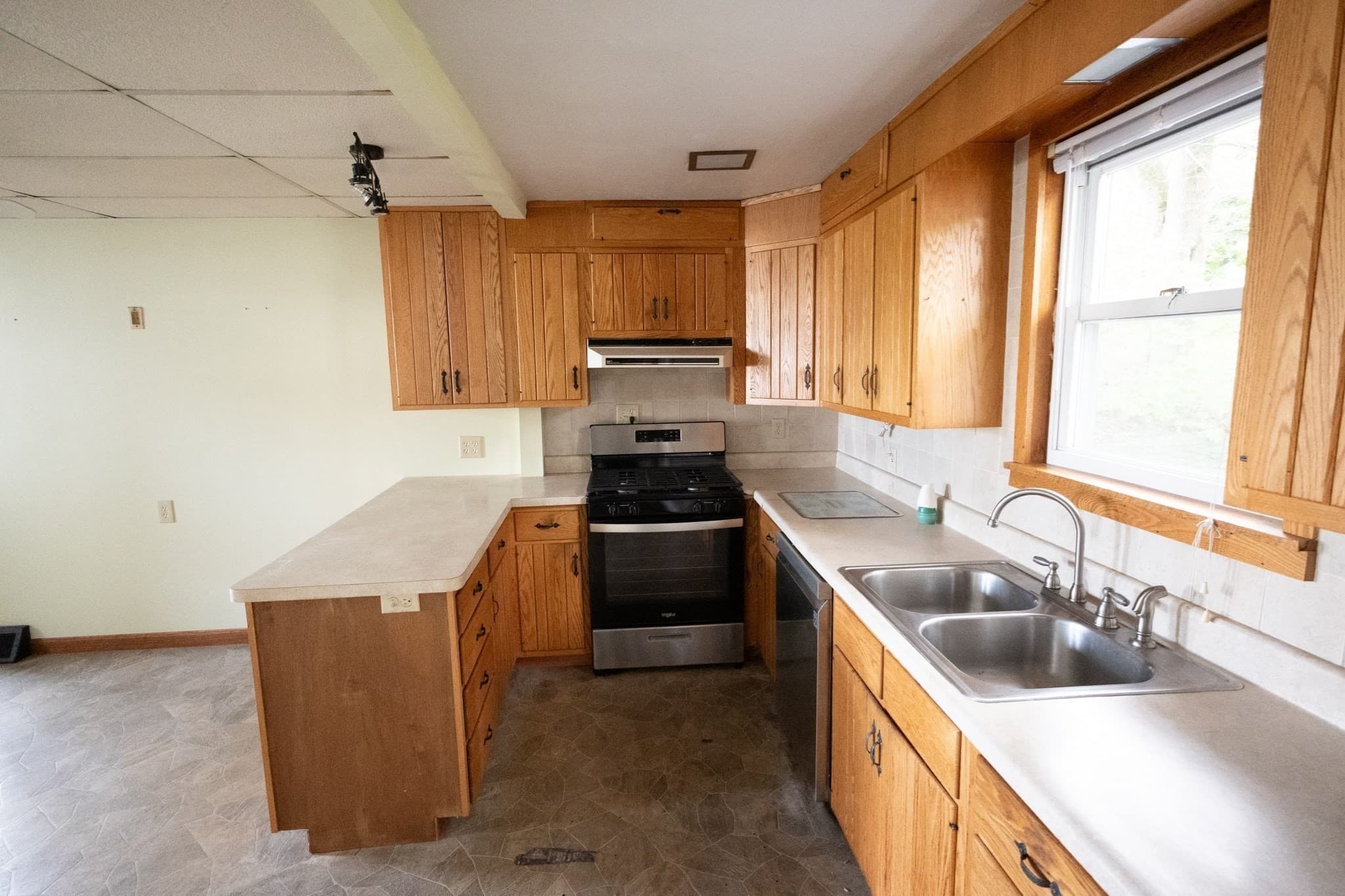 Single Family Residence at 66 Phillips St, Fitchburg MA 01420, Fitchburg, photo 7 of 34