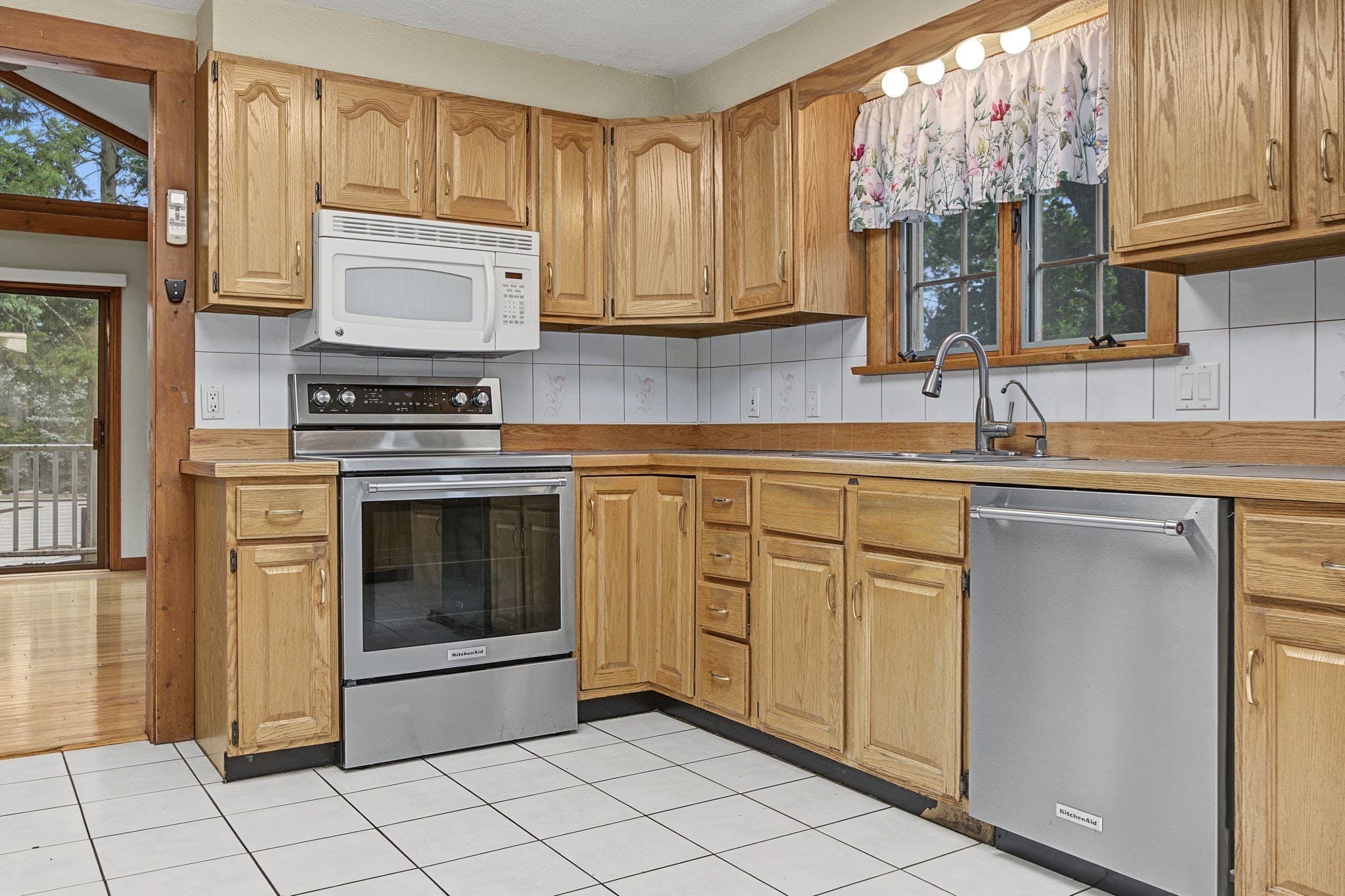 Single Family Residence at 1066 Main St, Haverhill MA 01830, Haverhill, photo 14 of 41
