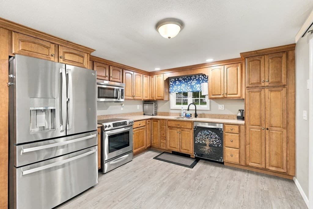 Single Family Residence at 17 Phoenix Rd, Auburn MA 01501, Auburn, photo 16 of 38