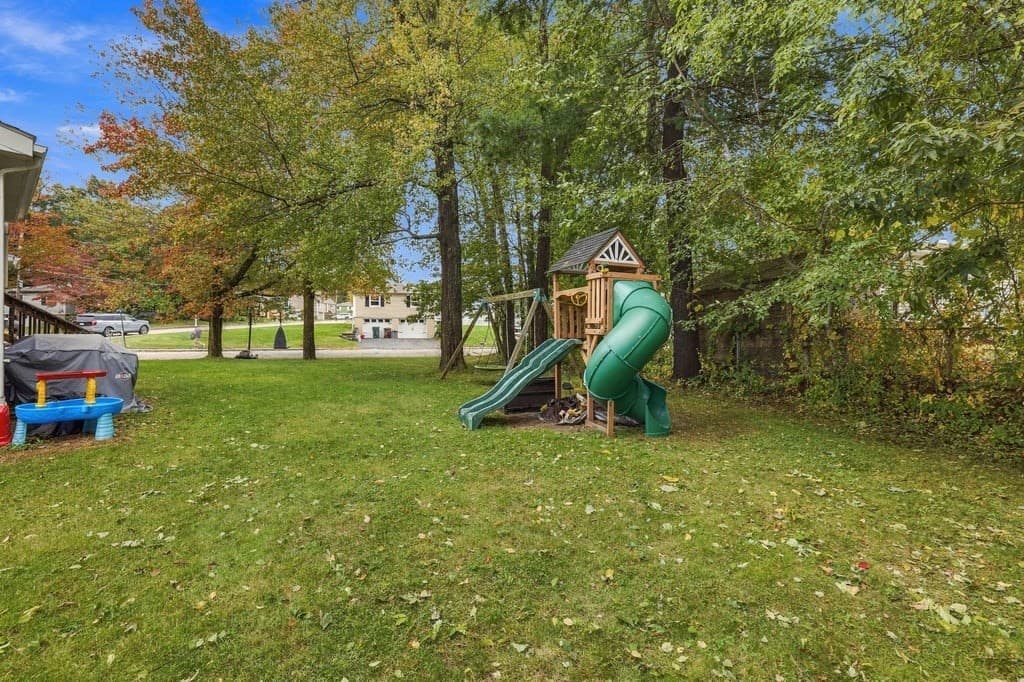 Single Family Residence at 17 Phoenix Rd, Auburn MA 01501, Auburn, photo 10 of 38