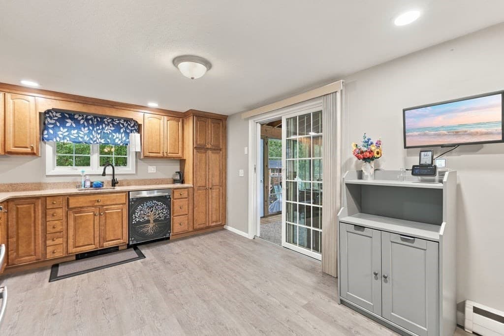 Single Family Residence at 17 Phoenix Rd, Auburn MA 01501, Auburn, photo 19 of 38