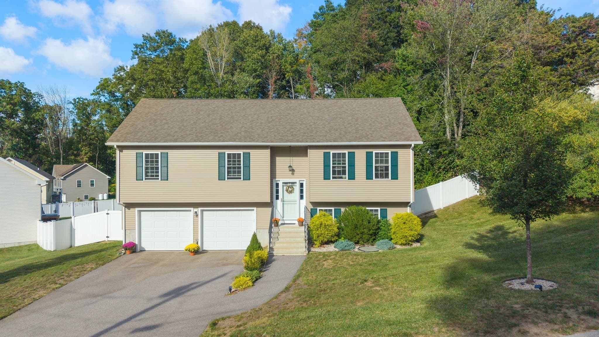 16 Liane Dr, Woonsocket RI 02895