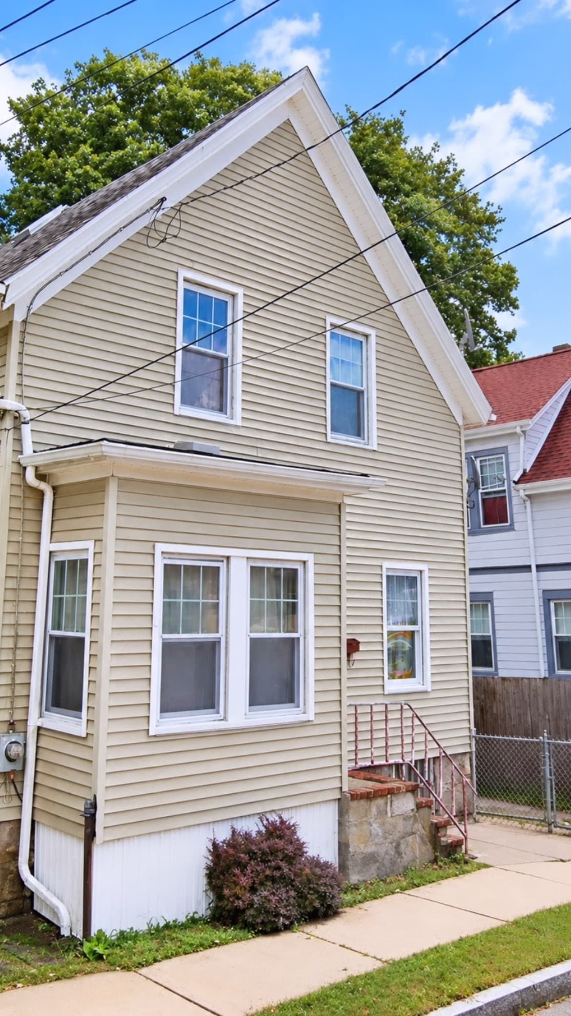 Single Family Residence at 96 Pierce St, New Bedford MA 02740, New Bedford, photo 2 of 23