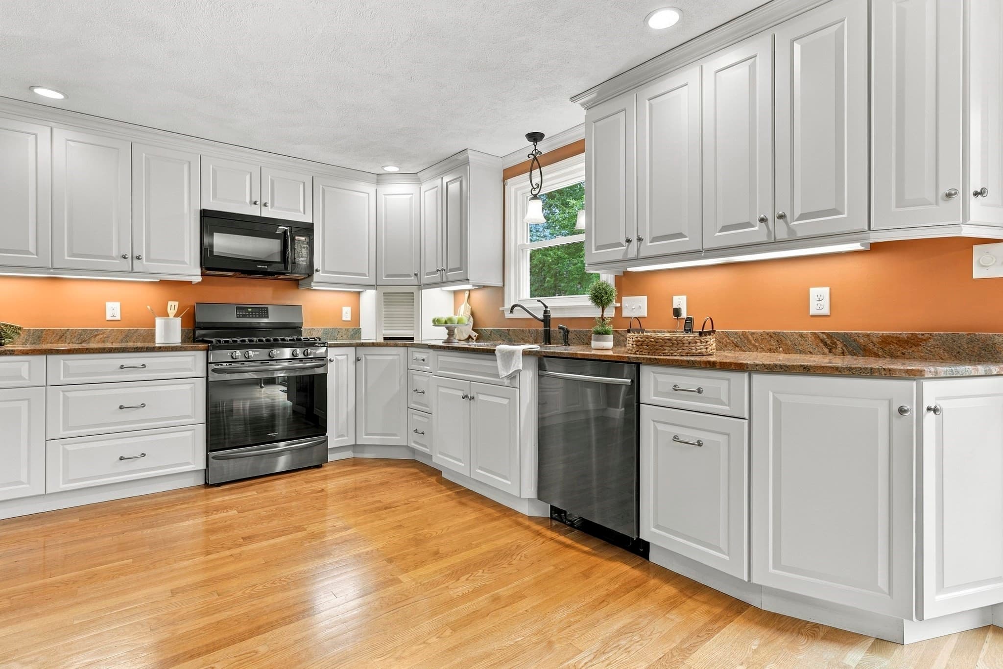 Single Family Residence at 115 Quincy Rd, Tewksbury MA 01876, Tewksbury, photo 8 of 29