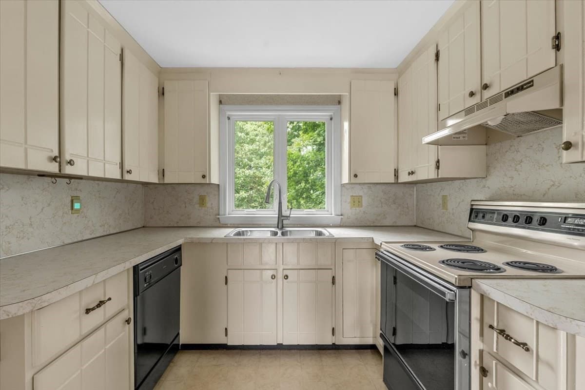 Single Family Residence at 33 Old Carriage Lane, Braintree MA 02184, Braintree, photo 11 of 39