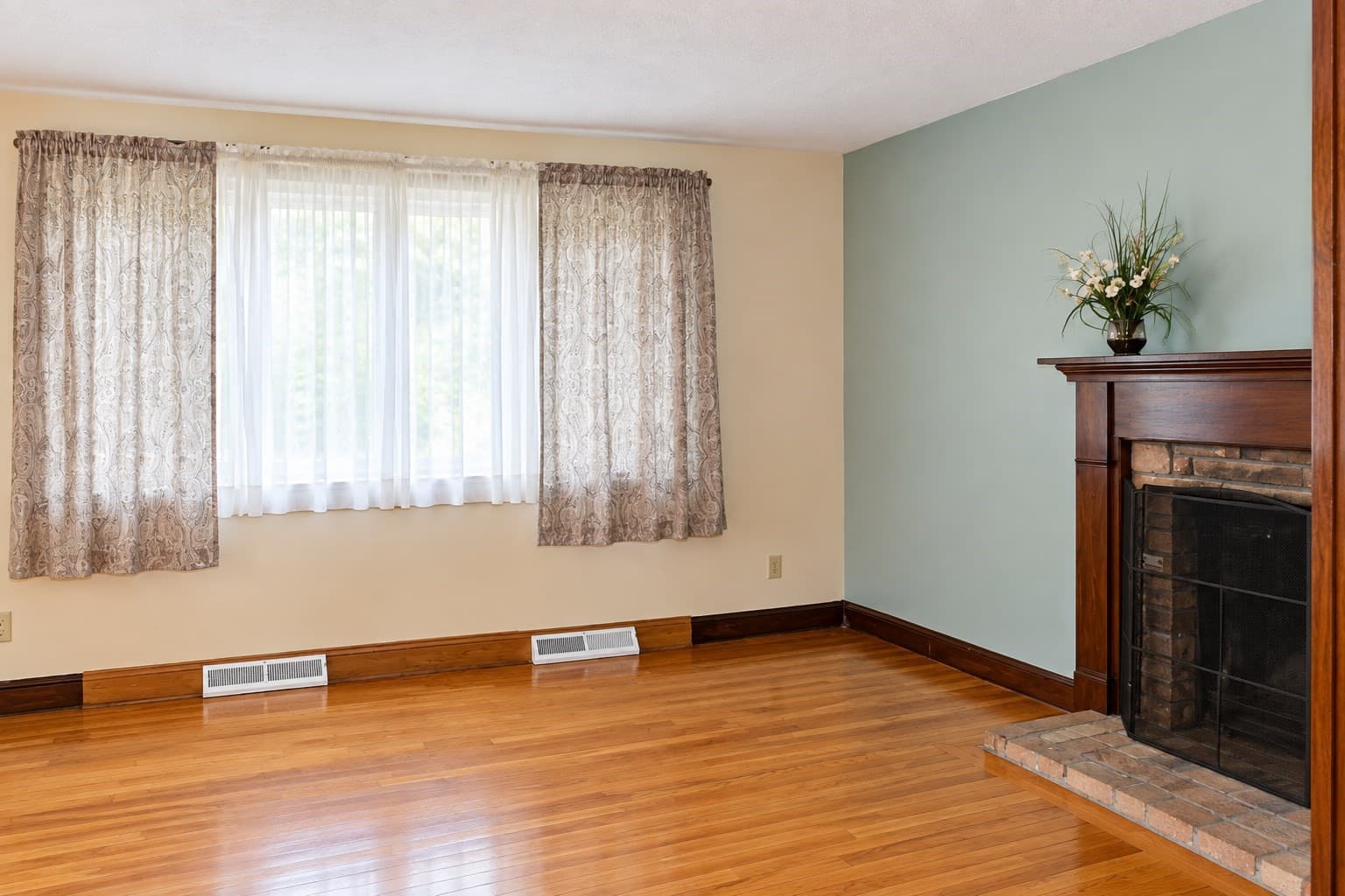 Single Family Residence at 494 Pine St, Weymouth MA 02190, Weymouth, photo 4 of 21
