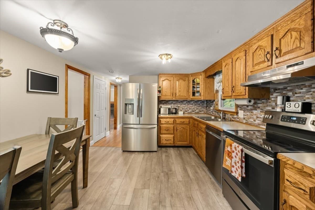 Single Family Residence at 211 Cross St, Hanson MA 02341, Hanson, photo 9 of 32