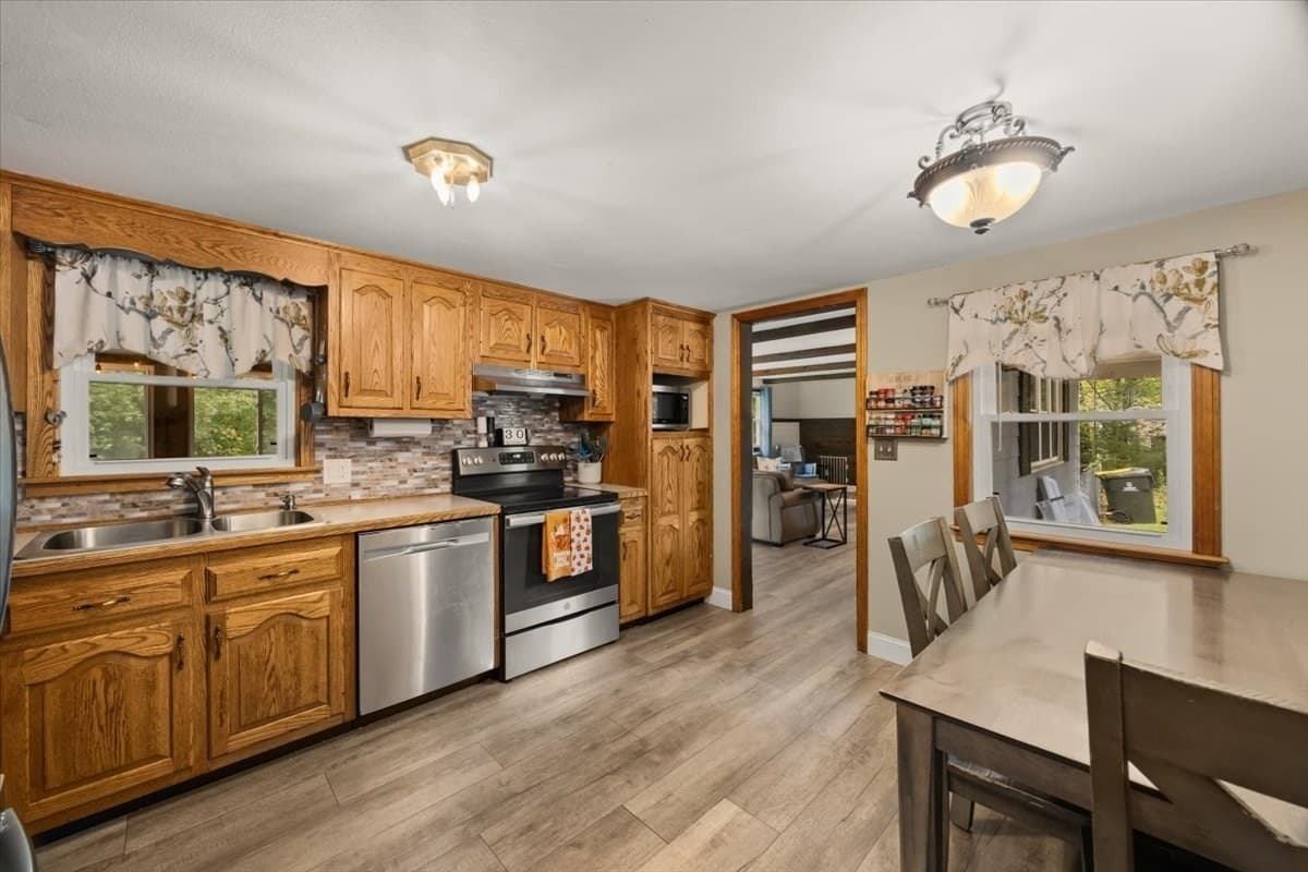 Single Family Residence at 211 Cross St, Hanson MA 02341, Hanson, photo 10 of 32