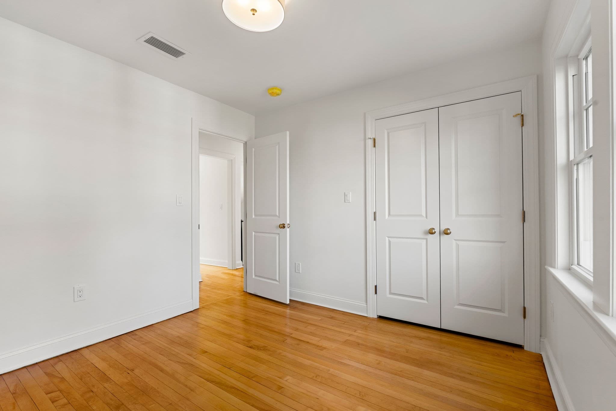 Single Family Residence at 72 Berwick St, Worcester MA 01602, Worcester, photo 5 of 42