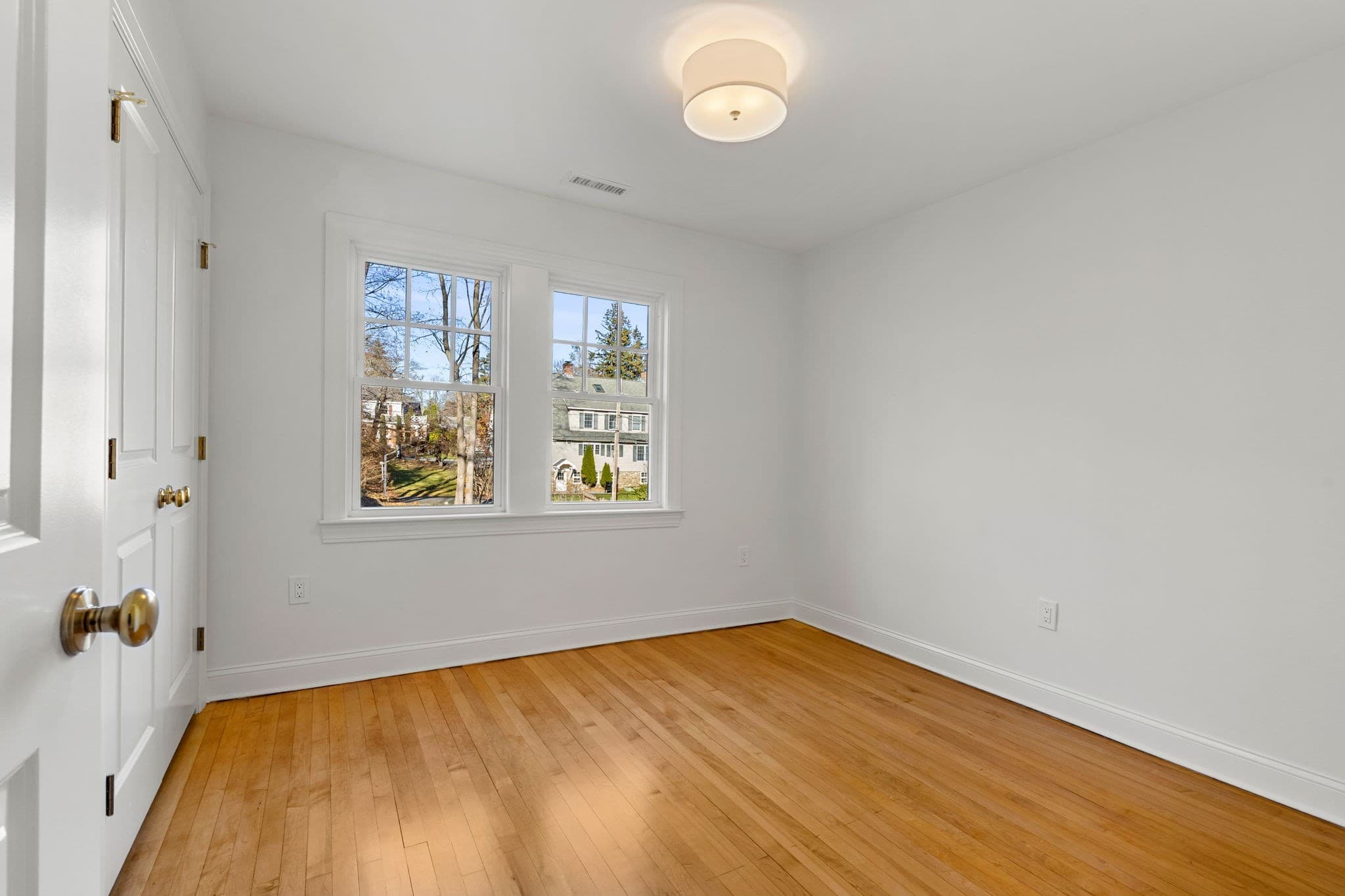 Single Family Residence at 72 Berwick St, Worcester MA 01602, Worcester, photo 4 of 42
