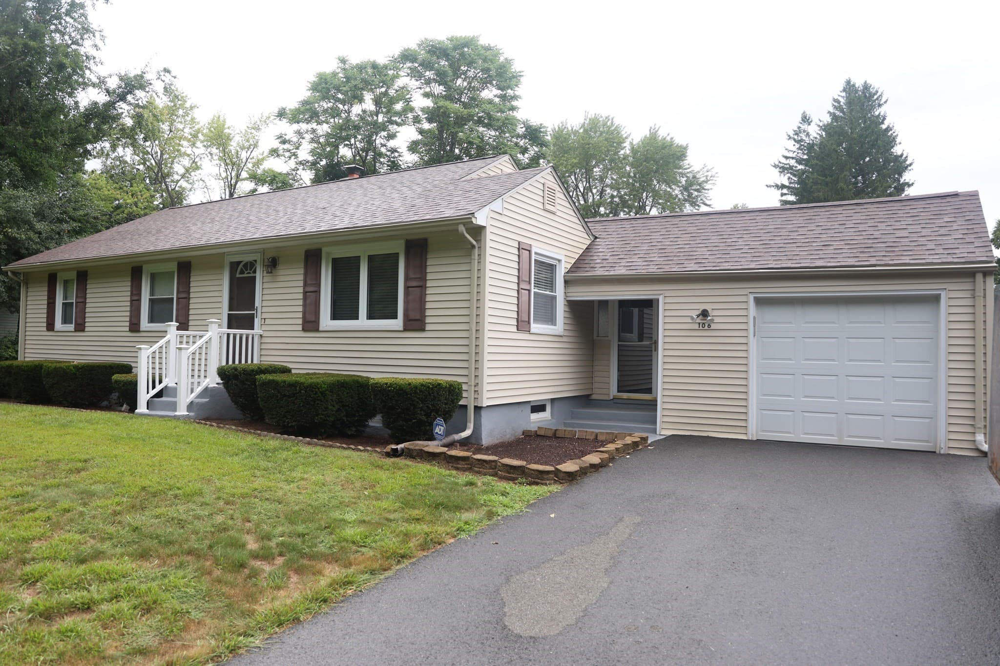 Single Family Residence at 106 N Brook Rd, Springfield MA 01119, Springfield, photo 2 of 37