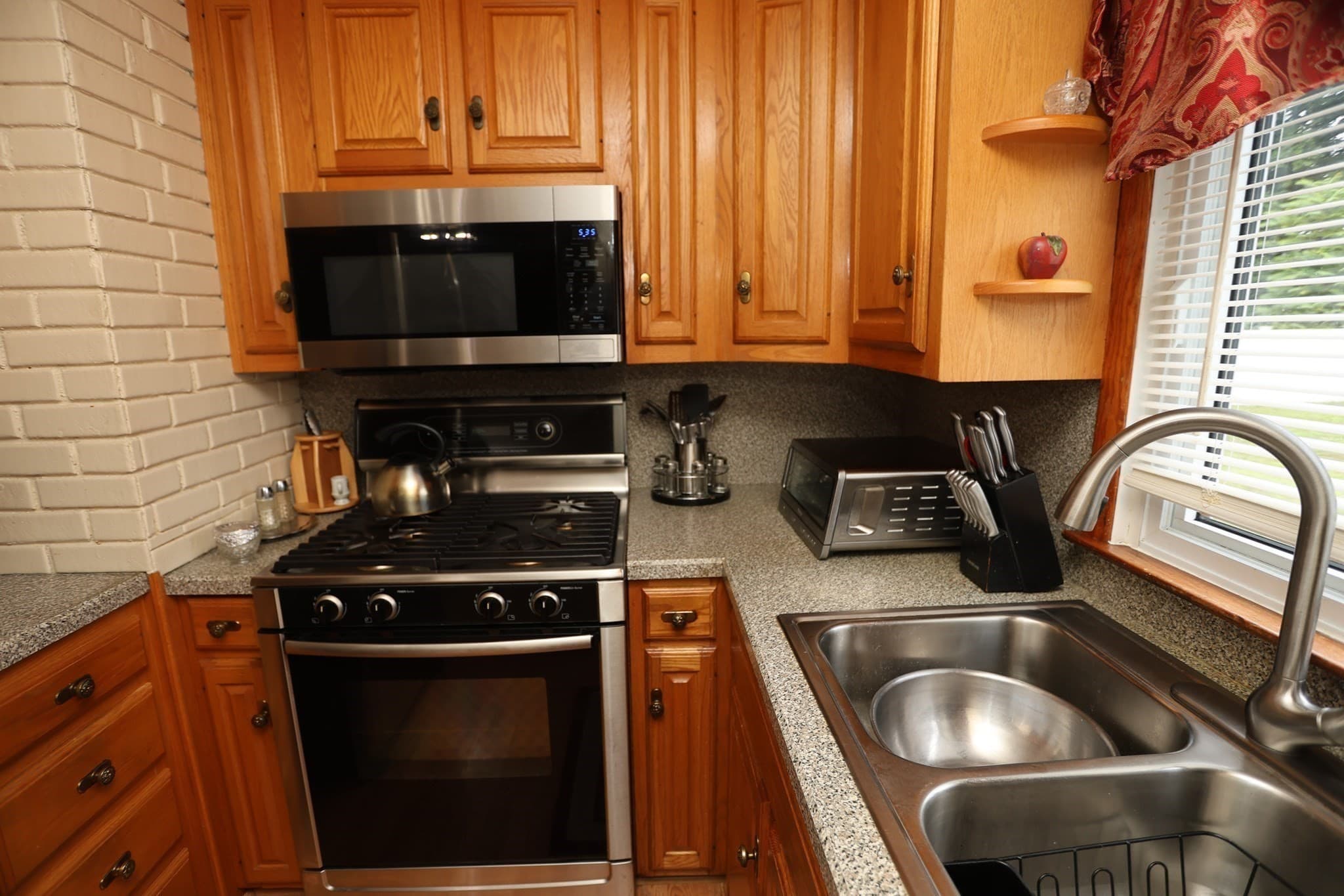 Single Family Residence at 106 N Brook Rd, Springfield MA 01119, Springfield, photo 13 of 37