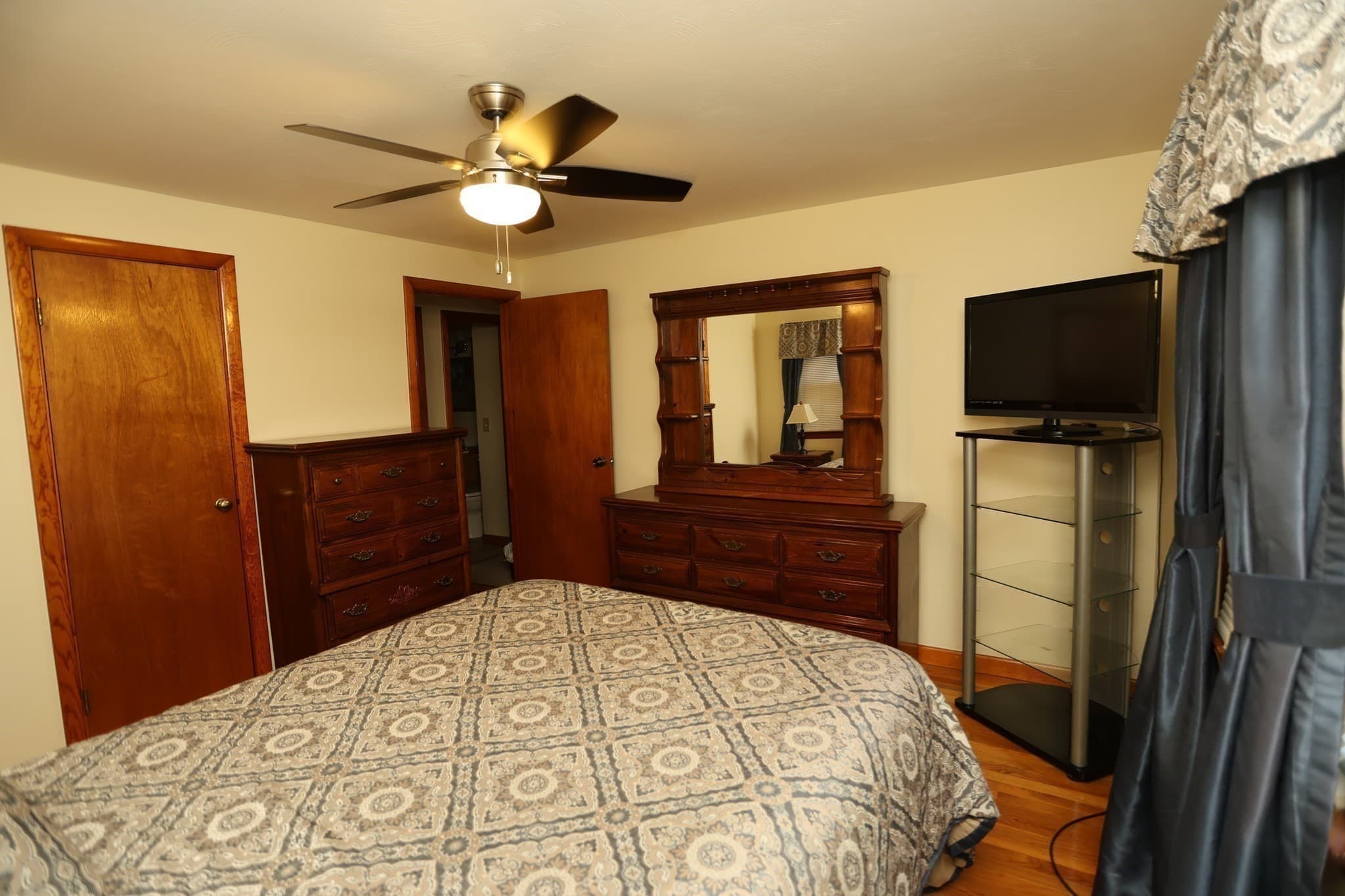Single Family Residence at 106 N Brook Rd, Springfield MA 01119, Springfield, photo 8 of 37
