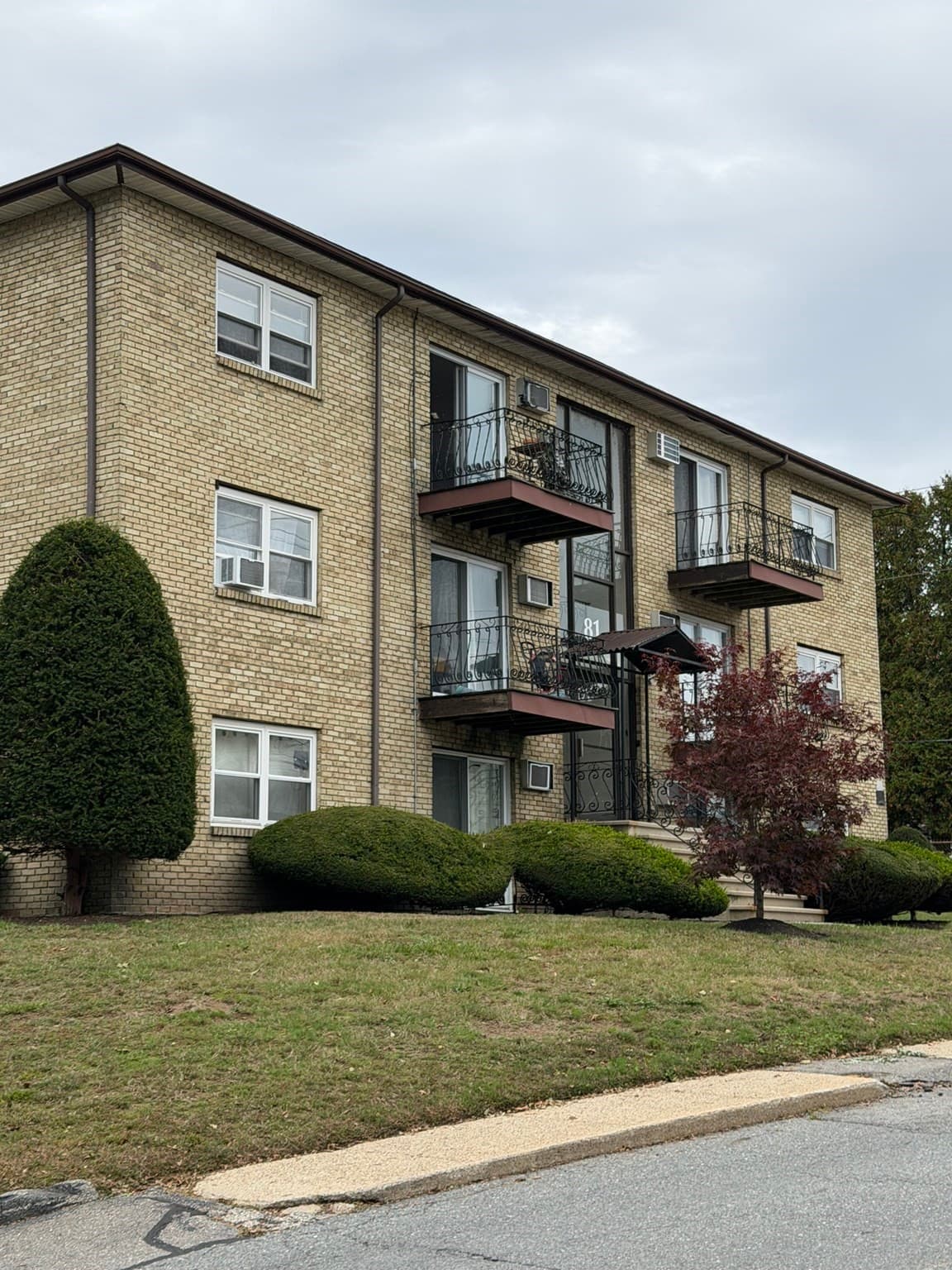 Condominium at 81 High St # 4, Amesbury MA 01913, Amesbury, photo 2 of 24