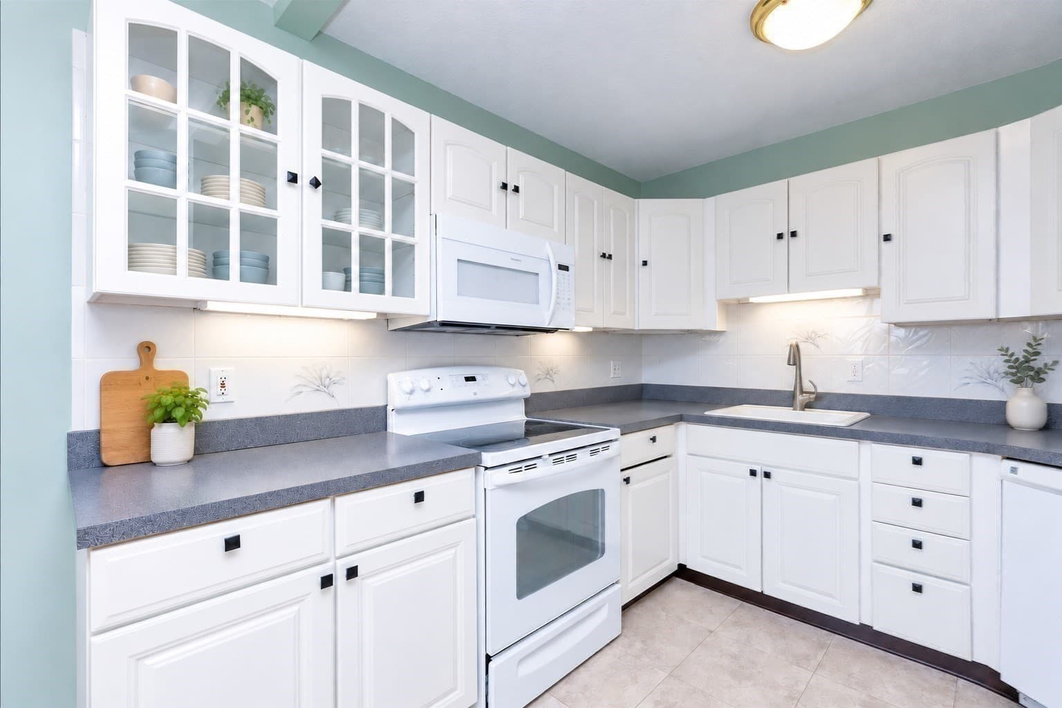Condominium at 300 Lynn Shore Drive # 811, Lynn MA 01902, photo 6 of 21