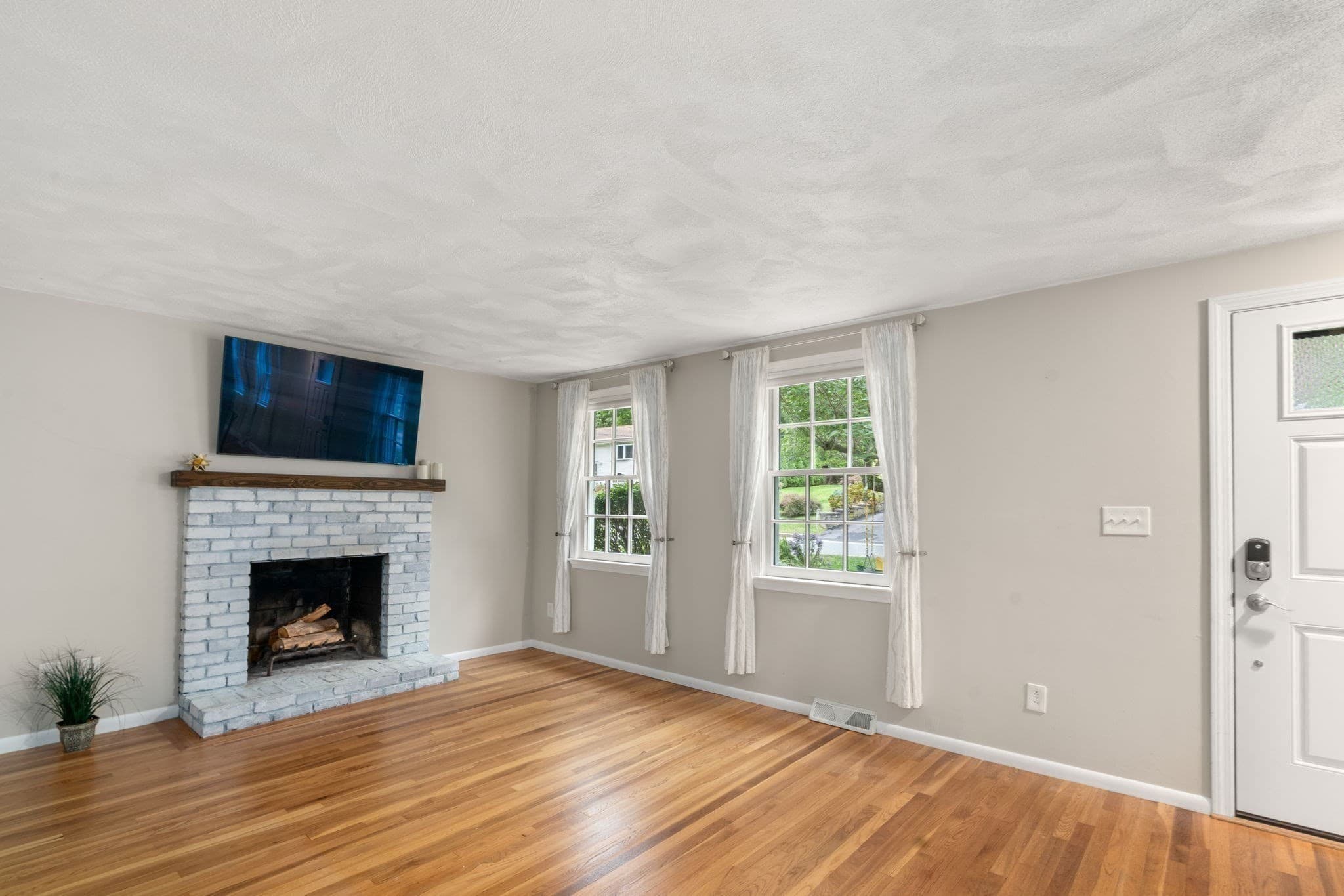 Single Family Residence at 165 Lockland Ave, Framingham MA 01701, Framingham, photo 6 of 34