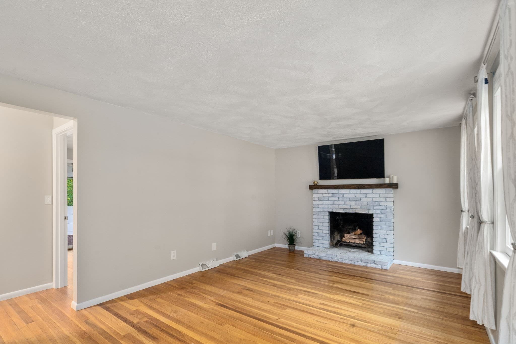 Single Family Residence at 165 Lockland Ave, Framingham MA 01701, Framingham, photo 7 of 34