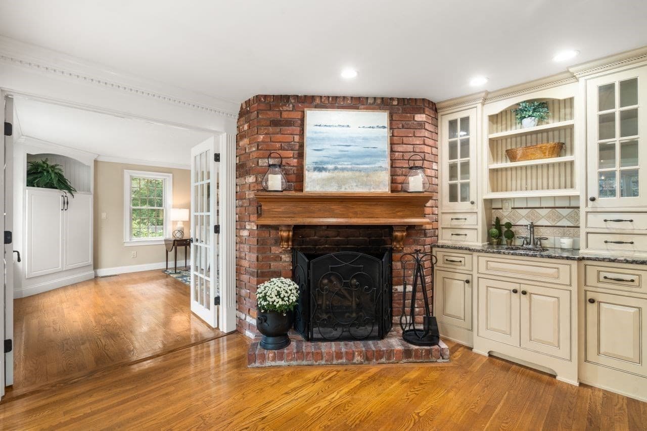 Single Family Residence at 674 South Street, Shrewsbury MA 01545, Shrewsbury, photo 8 of 42