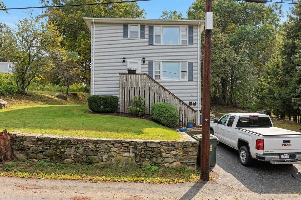 4 Third Avenue, Dudley MA 01571