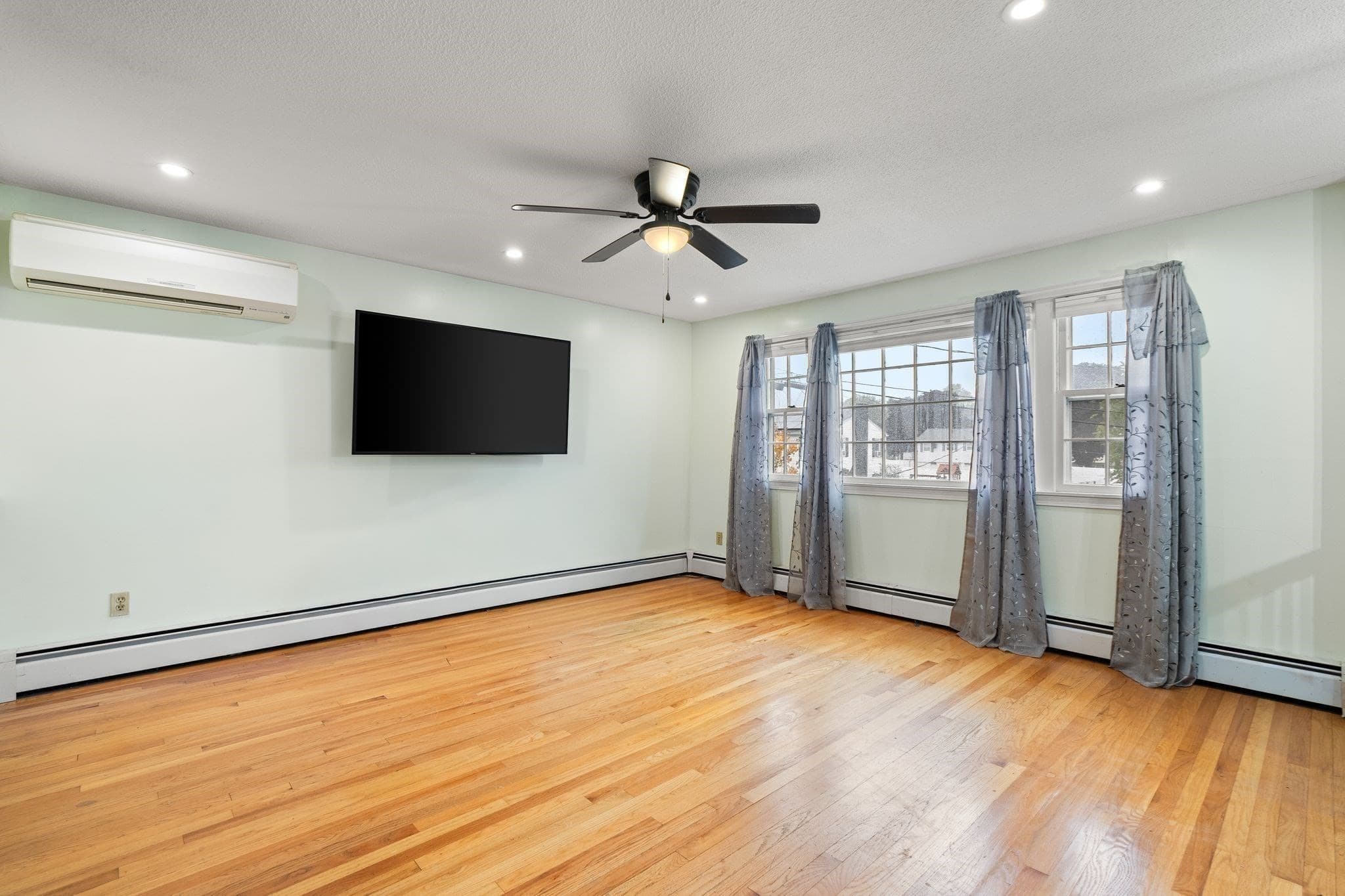 Single Family Residence at 22 Crestshire Drive, Lawrence MA 01843, Lawrence, photo 6 of 34