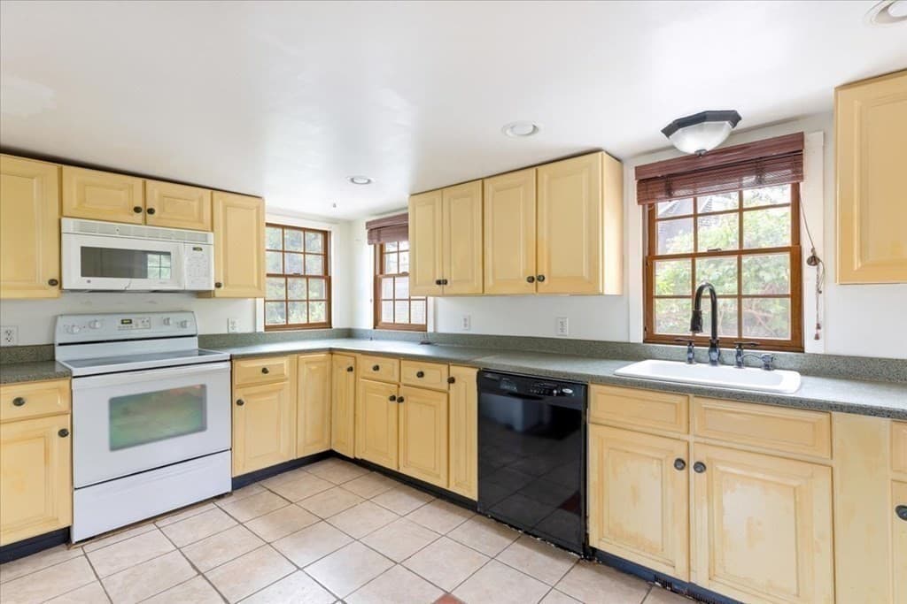Single Family Residence at 218 Sandwich St, Plymouth MA 02360, photo 14 of 38