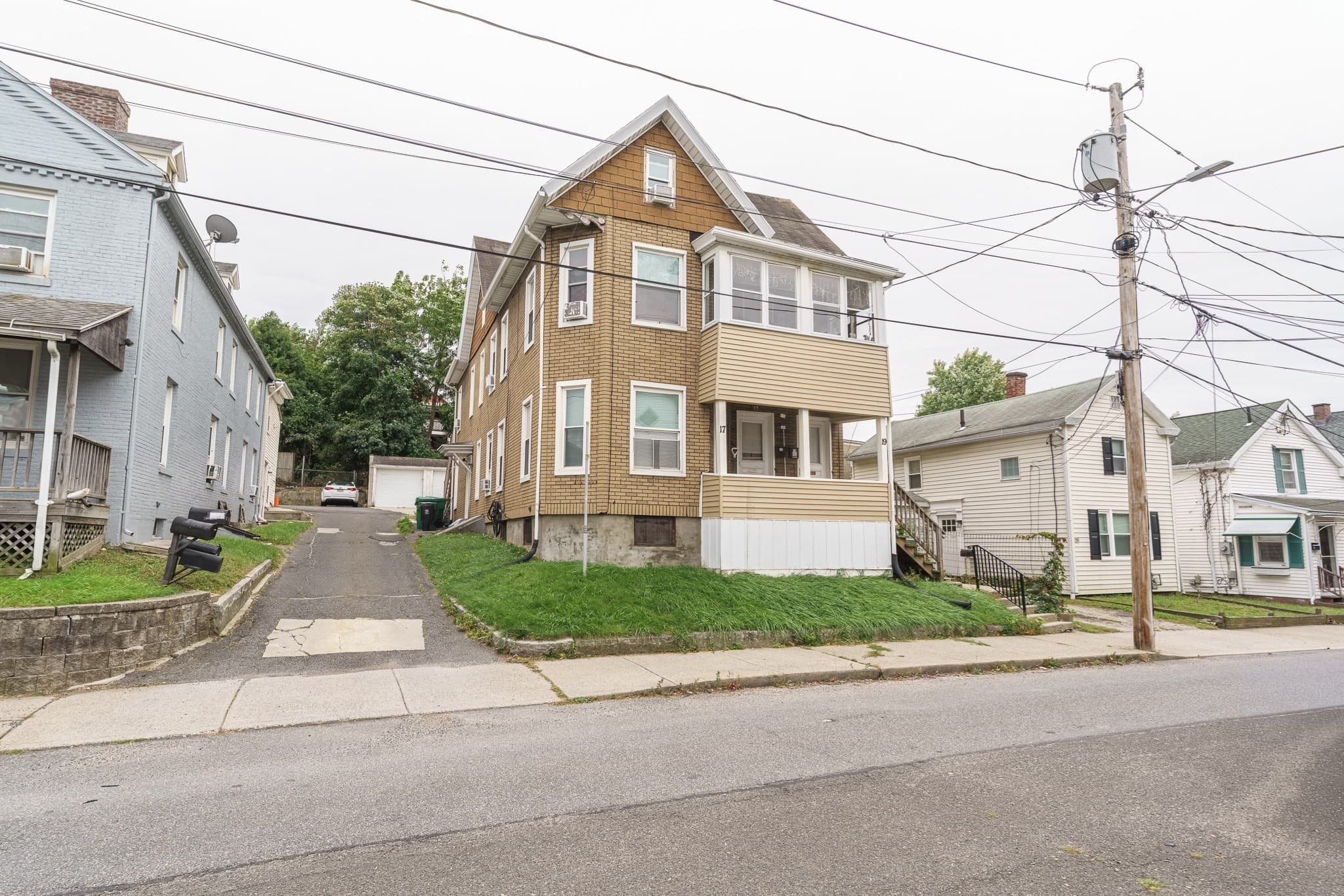 17 Spring St, Chicopee MA 01013