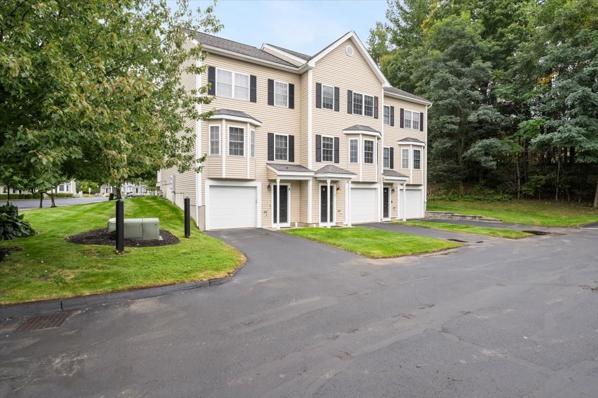 Condominium at 3 Snow Bell # 3, Worcester MA 01606, Worcester, photo 2 of 22