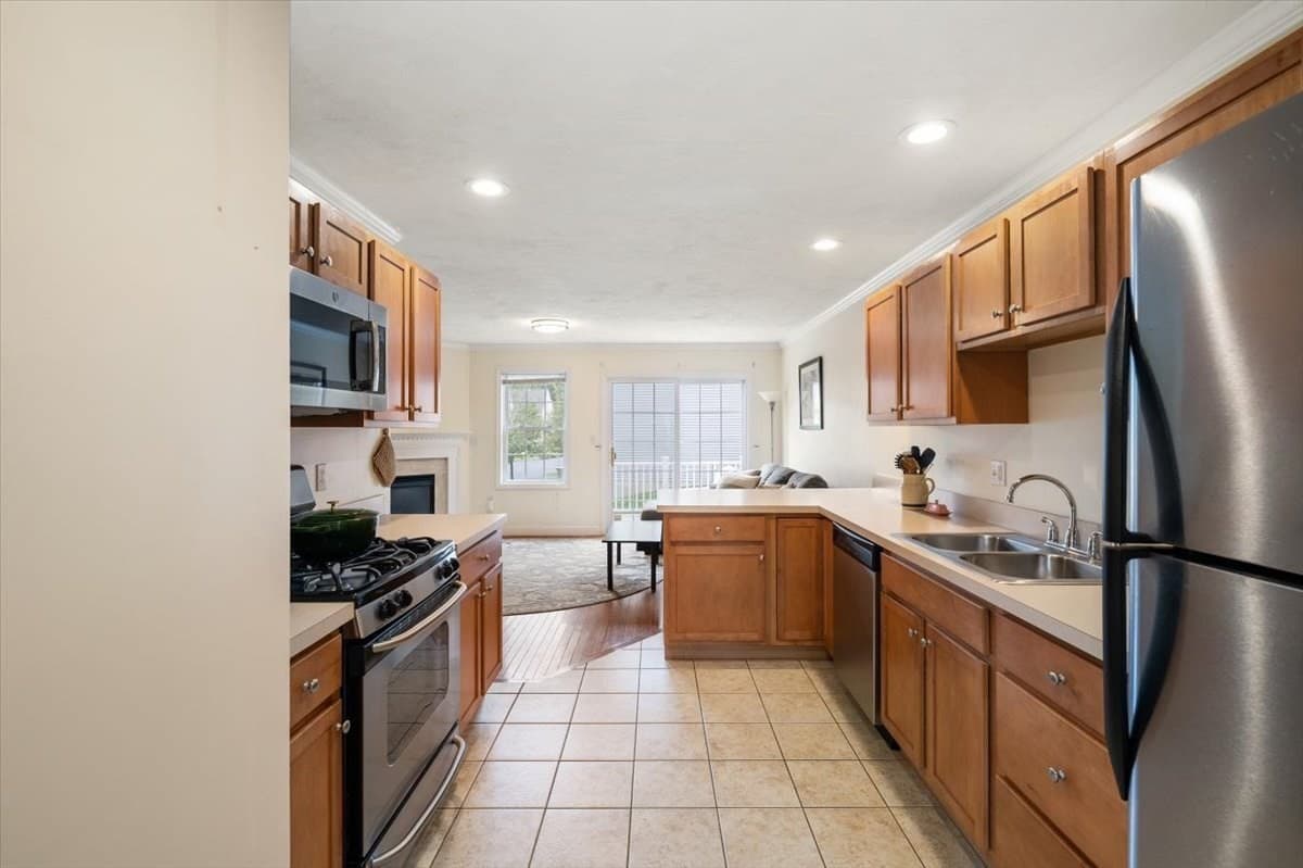 Condominium at 3 Snow Bell # 3, Worcester MA 01606, Worcester, photo 5 of 22