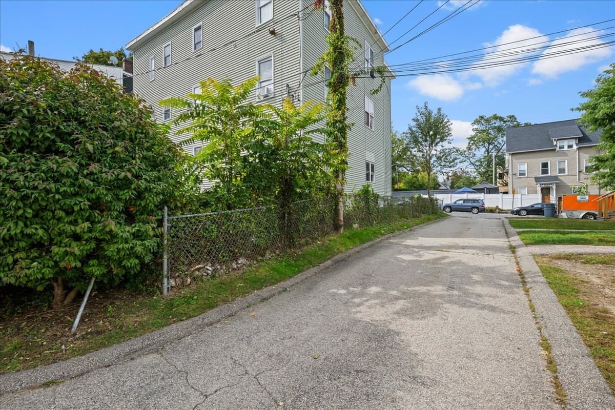 3 Family at 128 Beacon St, Worcester MA 01610, Worcester, photo 27 of 42