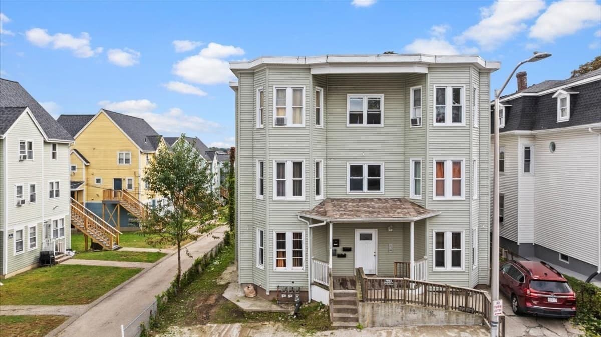 128 Beacon St, Worcester MA 01610