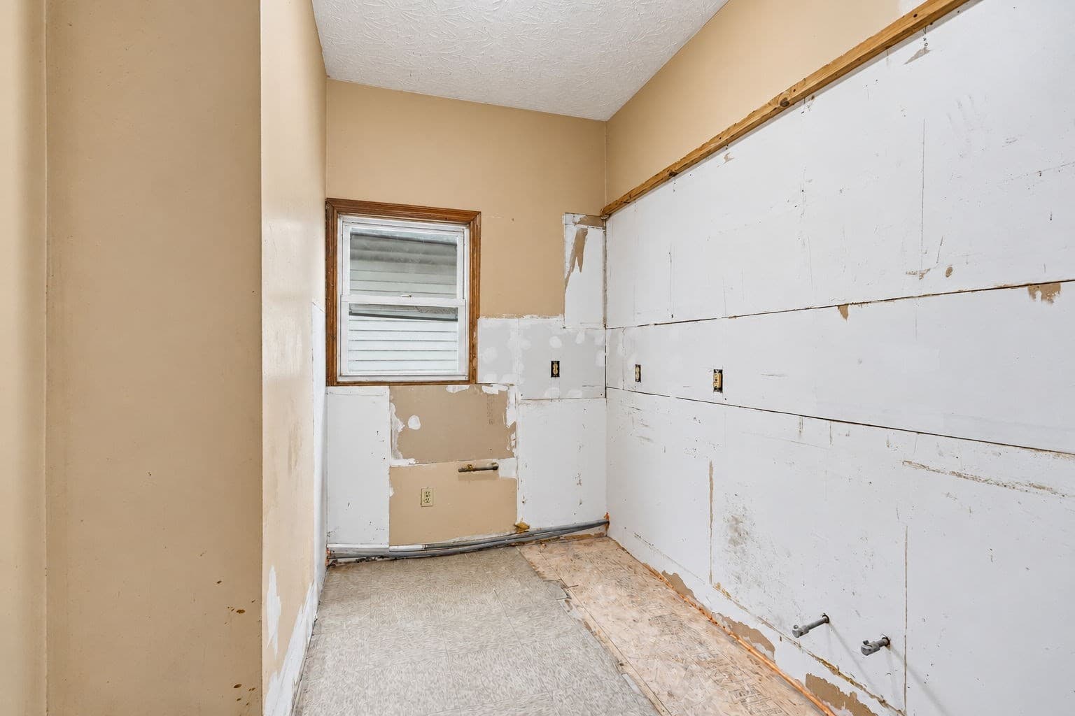 3 Family - 3 Units Up/Down at 46 Manchester, Lawrence MA 01841, Lawrence, photo 30 of 42