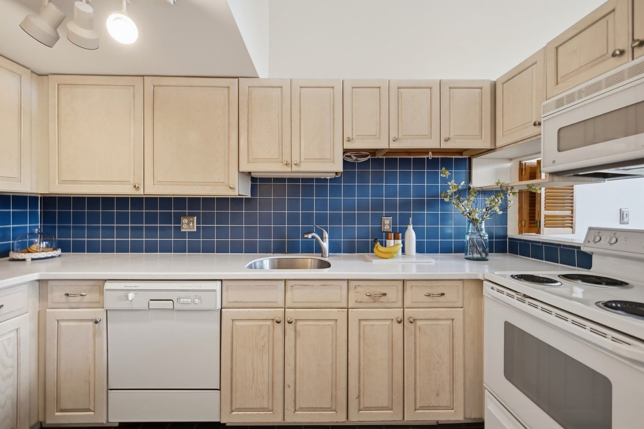 Condominium at 94 Newbury Ave # 402, Quincy MA 02171, Quincy, photo 10 of 41