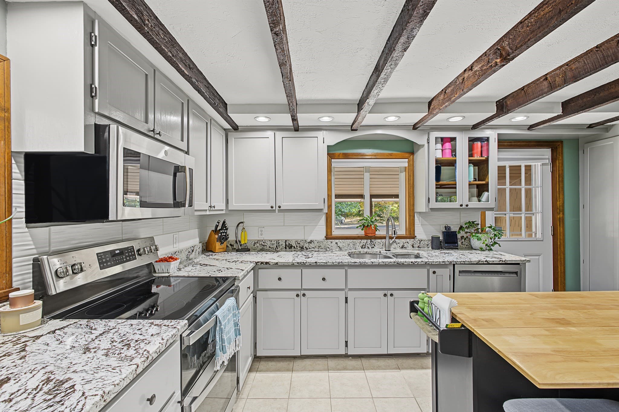 Single Family Residence at 306 Thompson Rd, Webster MA 01570, Webster, photo 10 of 36