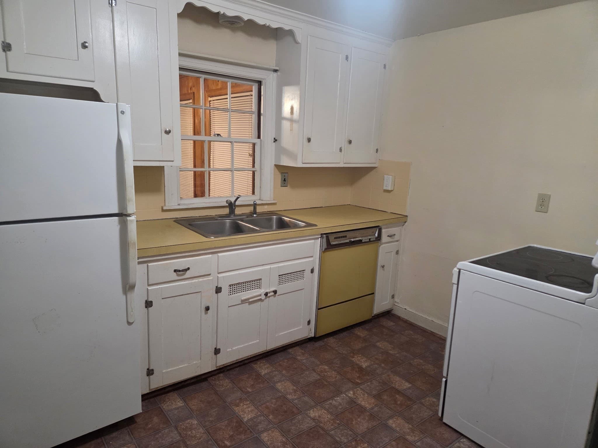 Single Family Residence at 20 Ridgewood Rd, Worcester MA 01606, photo 22 of 37