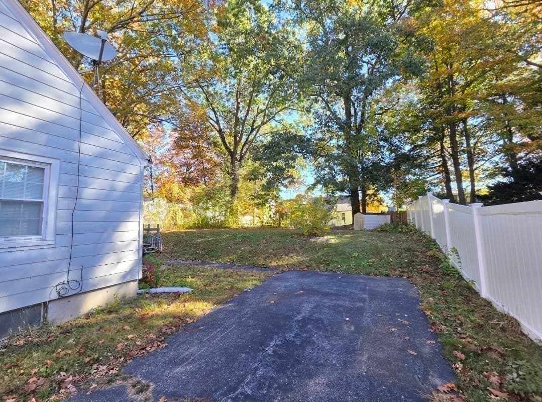 Single Family Residence at 20 Ridgewood Rd, Worcester MA 01606, photo 7 of 37
