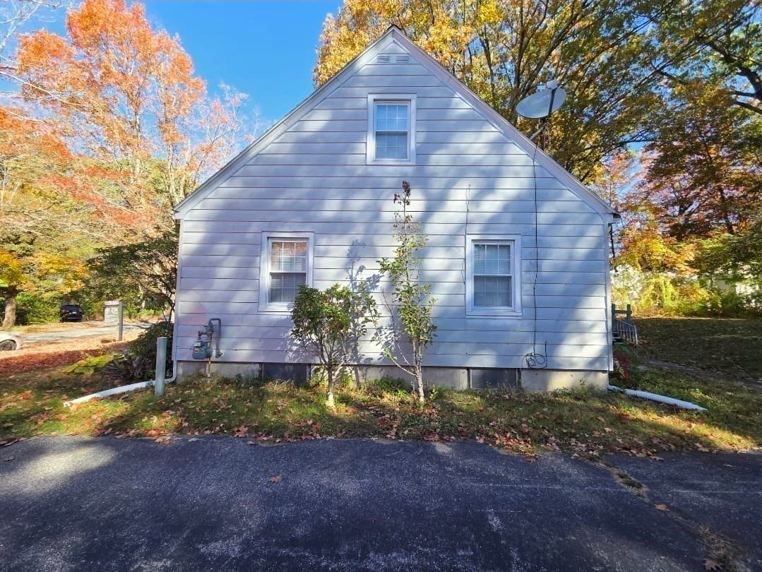 Single Family Residence at 20 Ridgewood Rd, Worcester MA 01606, photo 5 of 37
