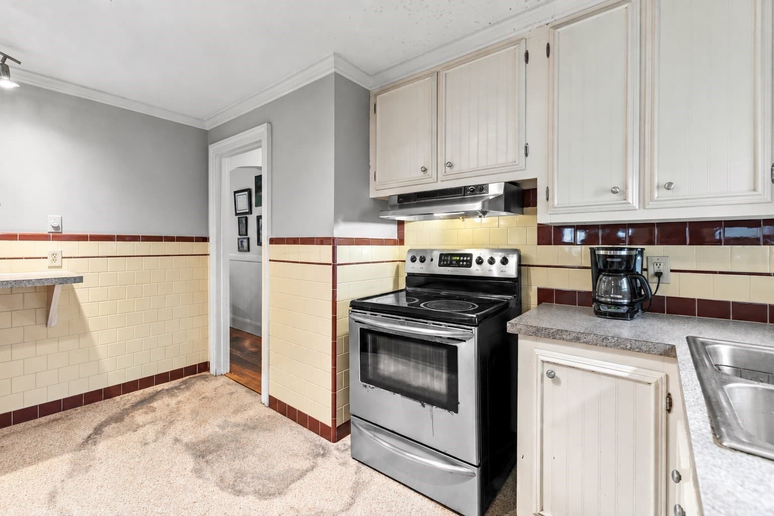 Single Family Residence at 19 Nautilus St, New Bedford MA 02744, photo 6 of 17