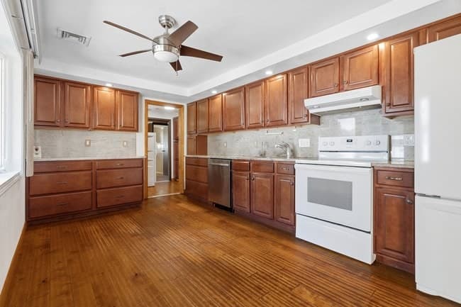 Single Family Residence at 8 Oran Cir, Peabody MA 01960, Peabody, photo 3 of 33