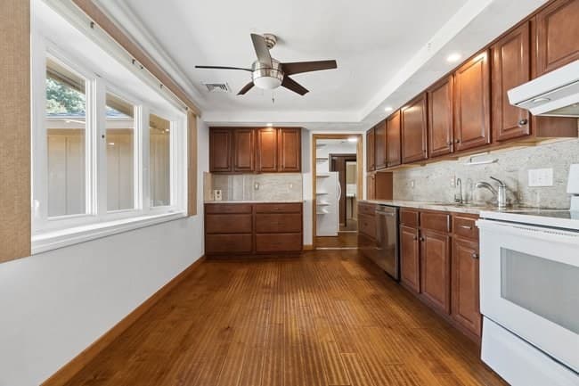 Single Family Residence at 8 Oran Cir, Peabody MA 01960, Peabody, photo 4 of 33