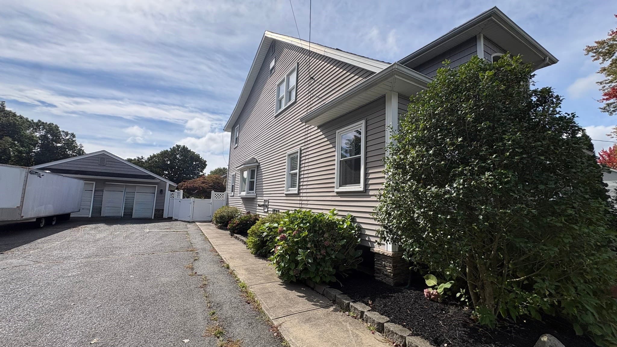 Single Family Residence at 681 Mill St, Agawam MA 01030, Agawam, photo 2 of 12