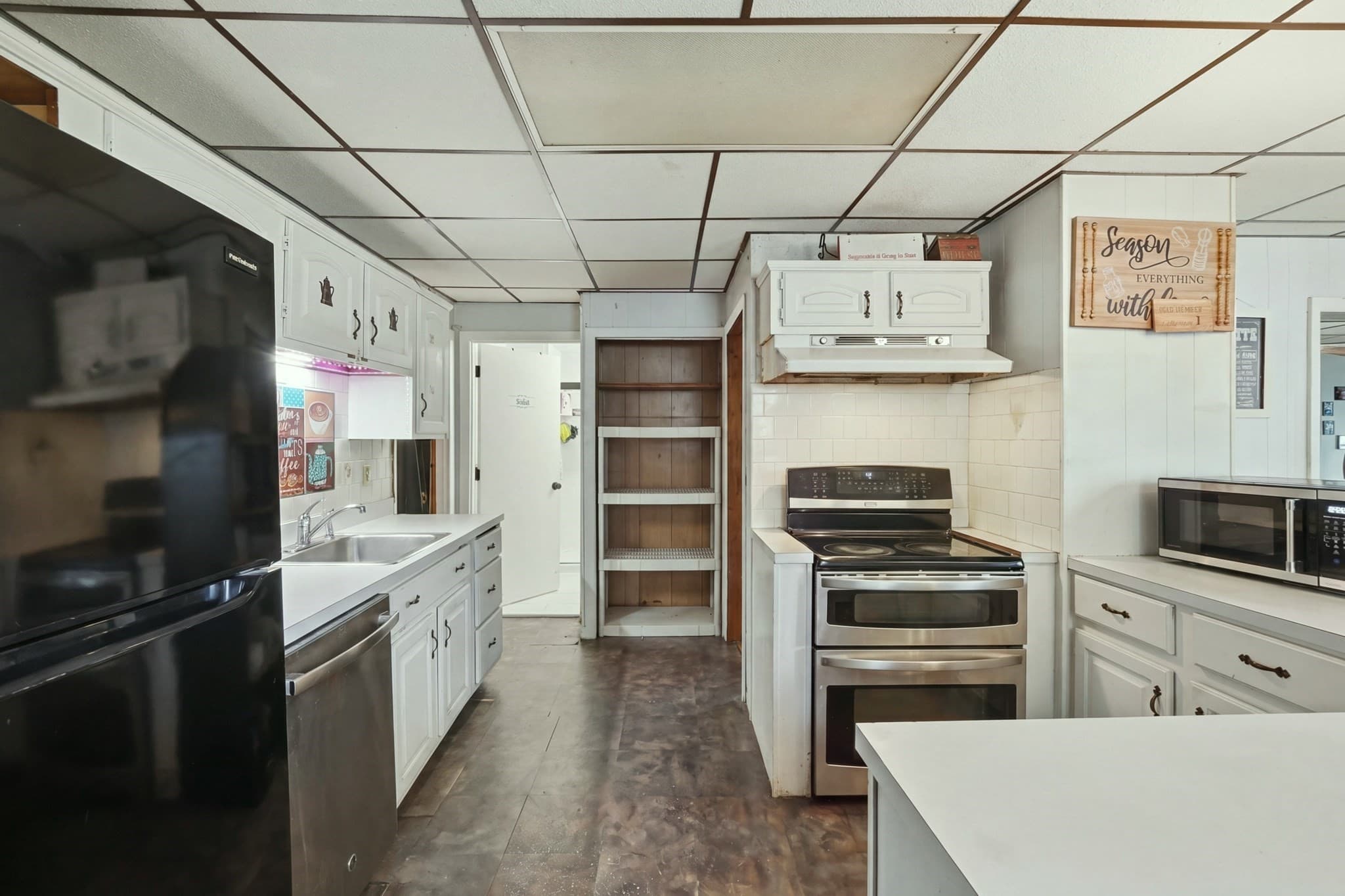 Single Family Residence at 10 Mildred Ave, Worcester MA 01603, Worcester, photo 5 of 30