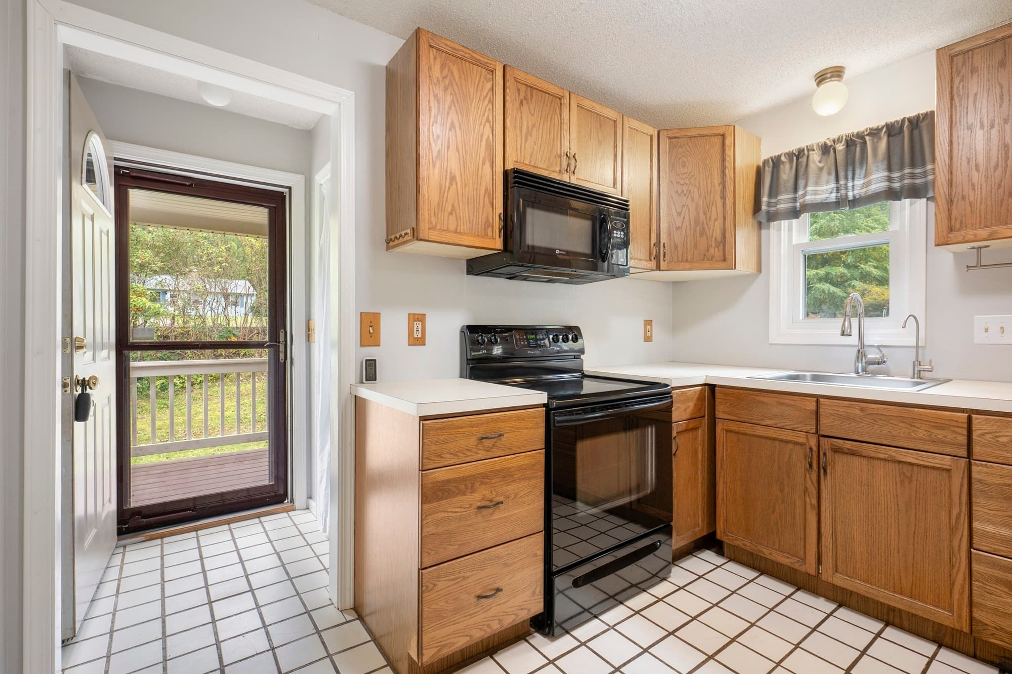 Single Family Residence at 35 Old Sawmill Rd, Woodstock CT 06281, photo 13 of 36