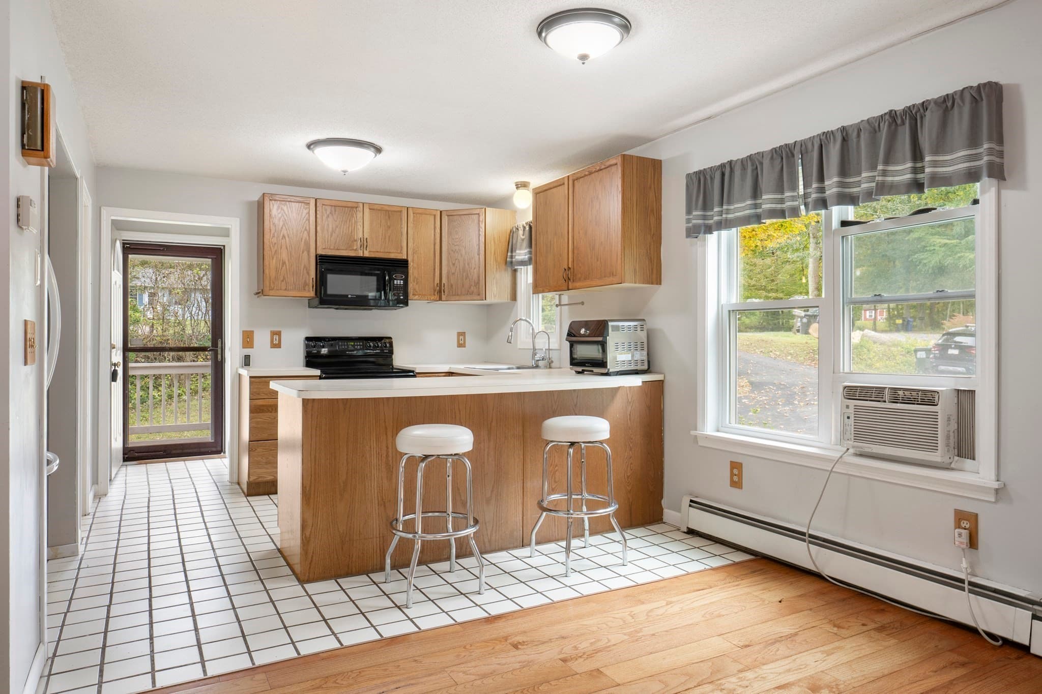 Single Family Residence at 35 Old Sawmill Rd, Woodstock CT 06281, photo 10 of 36
