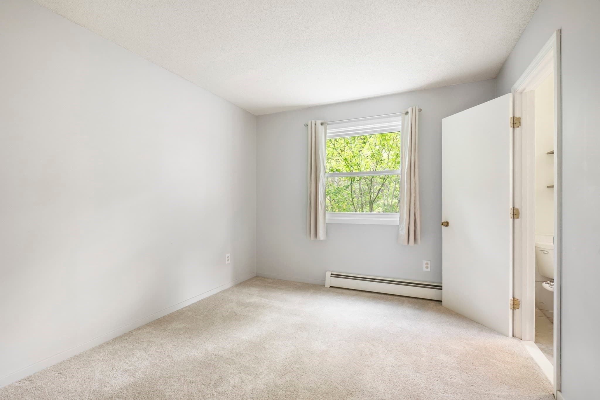 Single Family Residence at 35 Old Sawmill Rd, Woodstock CT 06281, photo 18 of 36