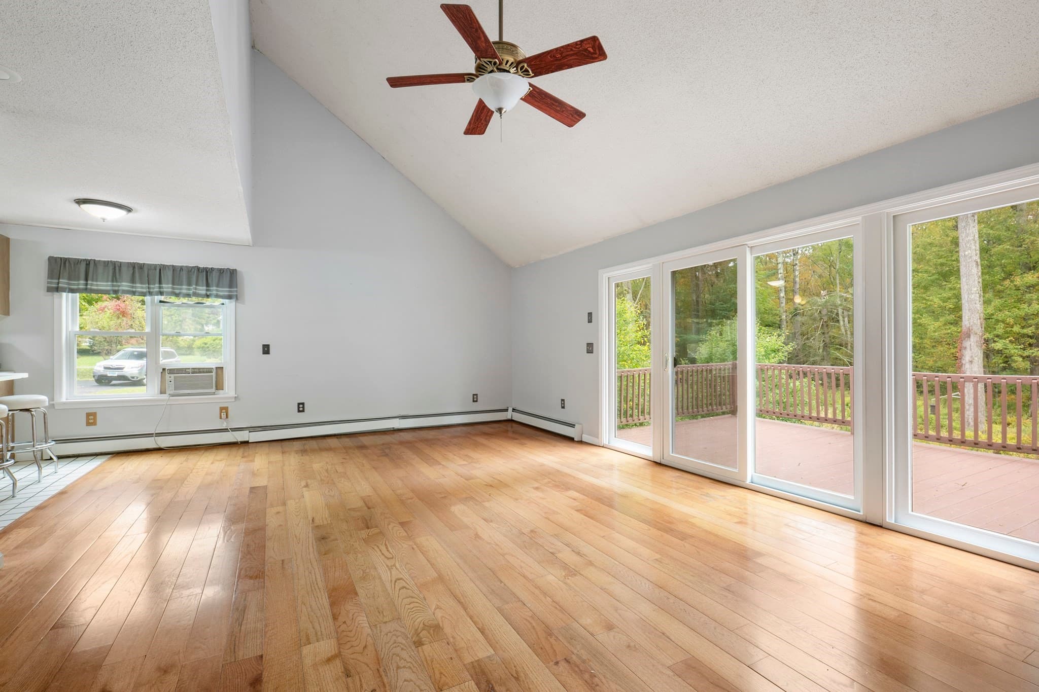 Single Family Residence at 35 Old Sawmill Rd, Woodstock CT 06281, photo 8 of 36