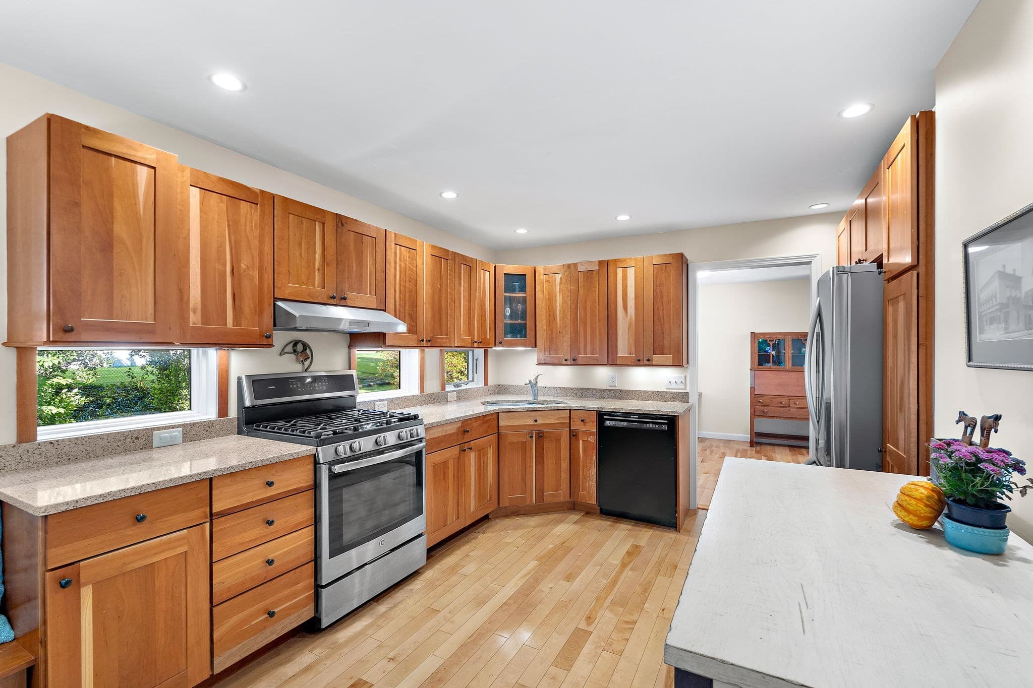 Single Family Residence at 10 Trevor Ln, Worcester MA 01605, Worcester, photo 9 of 36