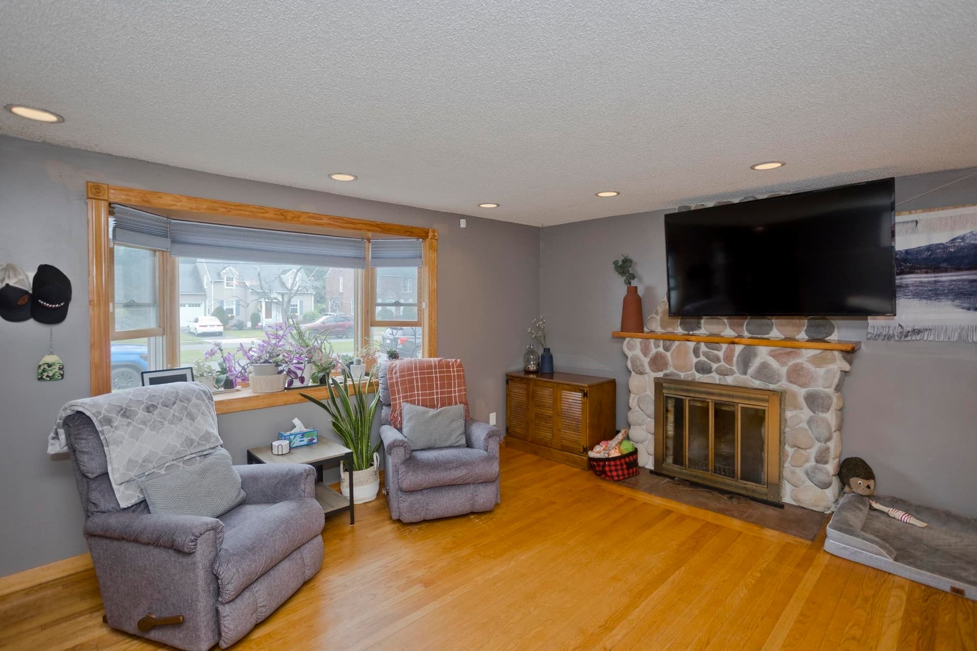 Single Family Residence at 122 Hartford Ter, Springfield MA 01118, photo 3 of 29